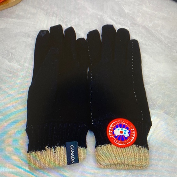 Canada Goose Black and Tan Gloves with Logo - Picture 4 of 5